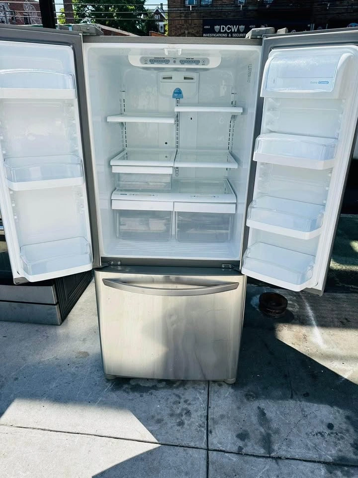 LG refrigerator 3 doors 30 wide silver - photo 2