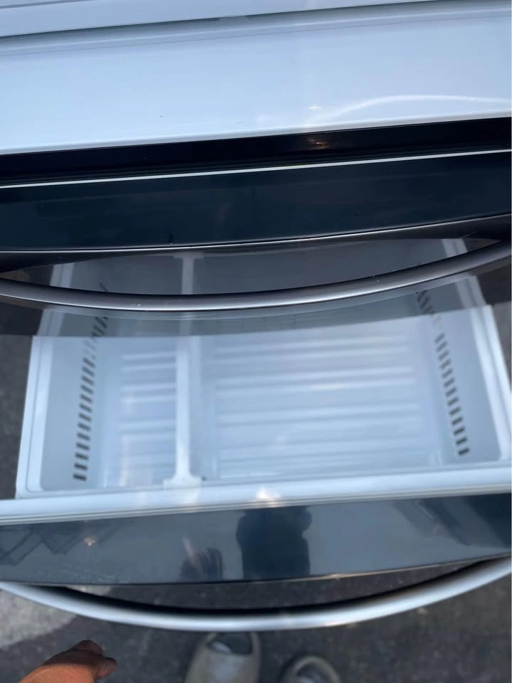 LG 4-door refrigerator with water and ice window - photo 5
