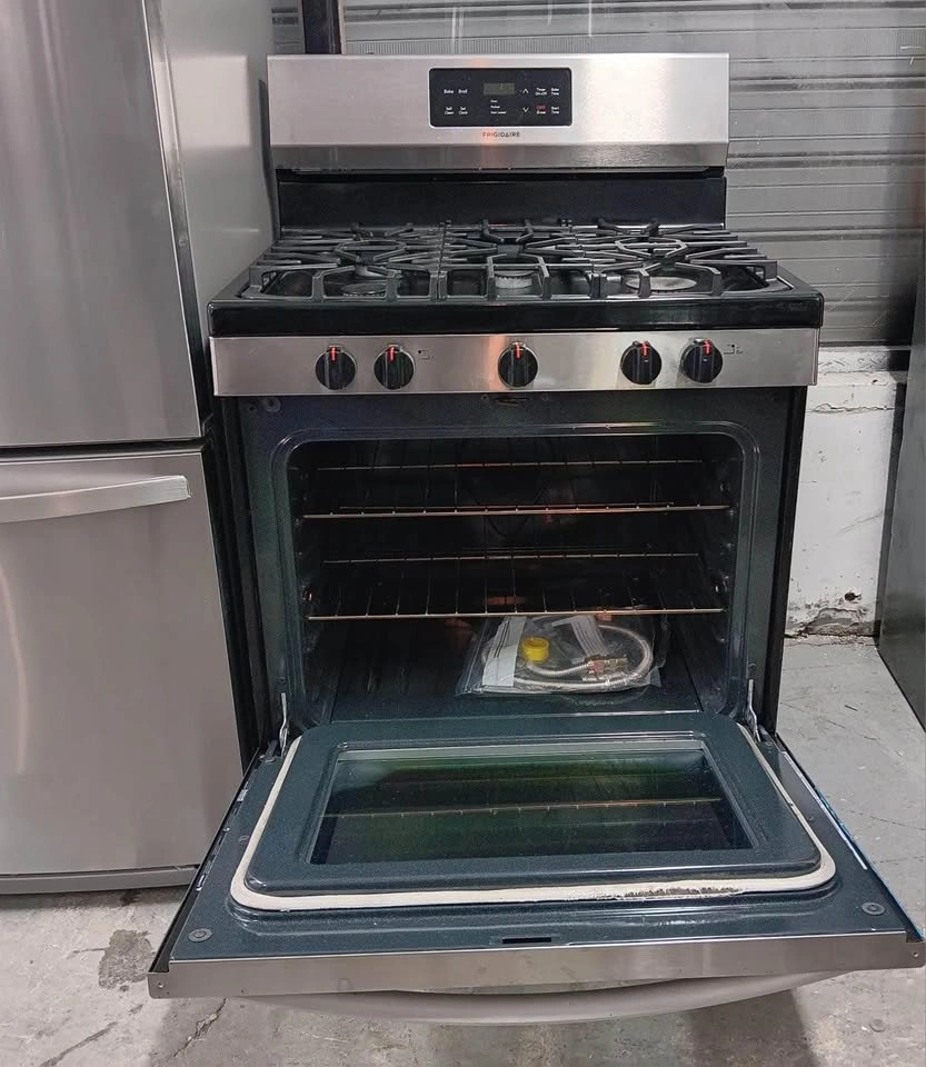 Frigidaire refrigerator and stove set - photo 2