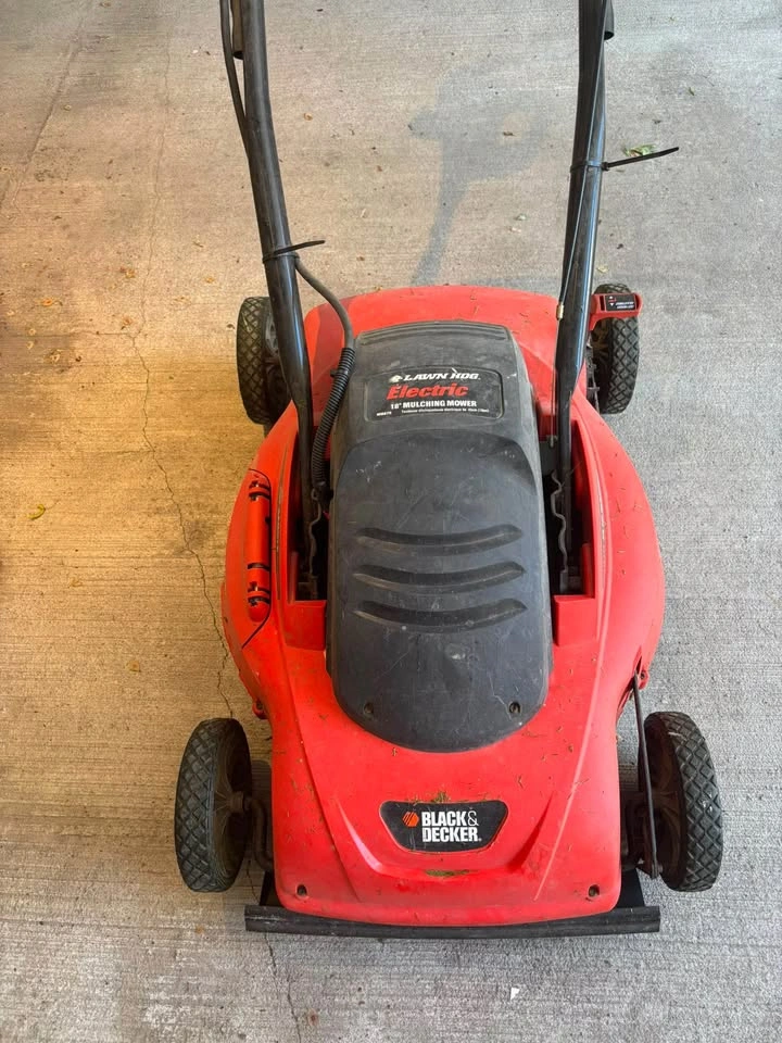 Black & Decker Lawn Hog 18” Electric Lawn Mower – Works Great - photo 2