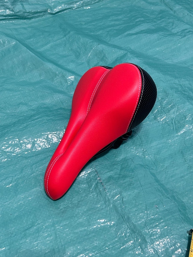 DAWAY Comfortable Padded Bike Seat | Red