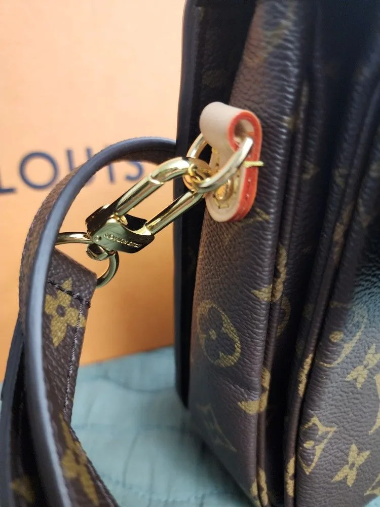 Louis Vuitton Crossbody Bag image indicator(2)