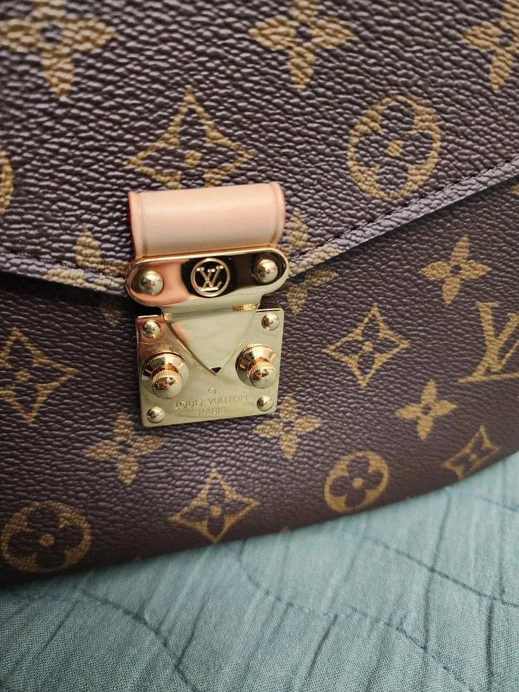 Louis Vuitton Crossbody Bag image indicator(4)