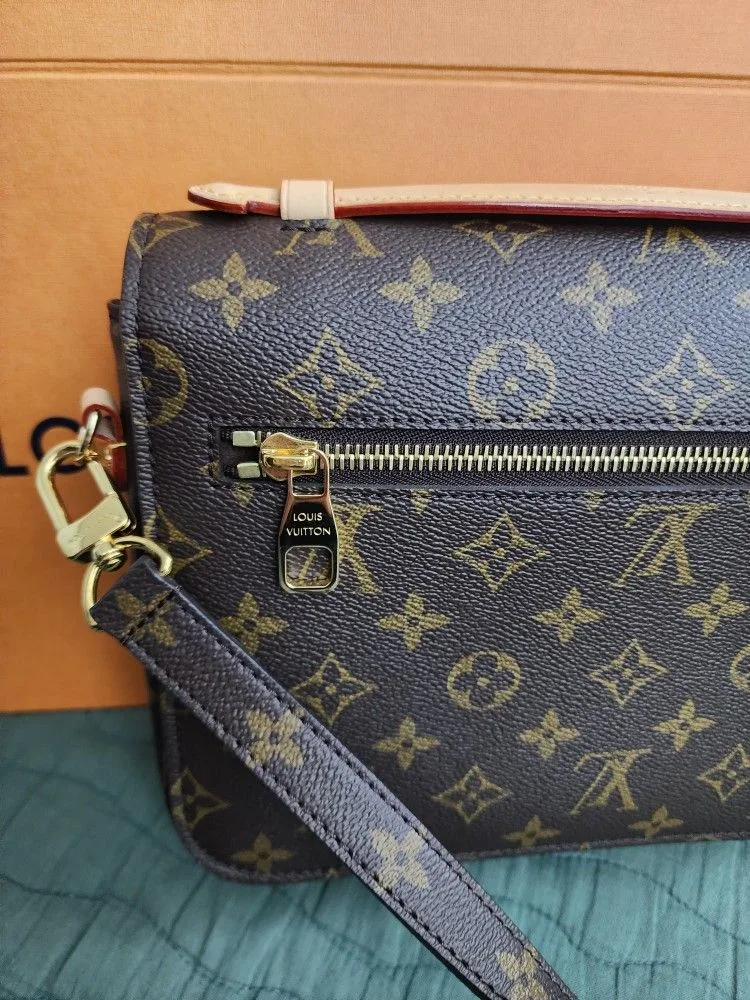 Louis Vuitton Crossbody Bag image indicator(5)