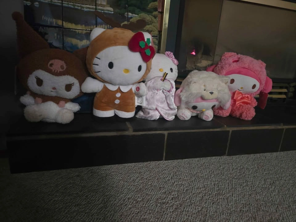 Hello kitty plushies - photo 2
