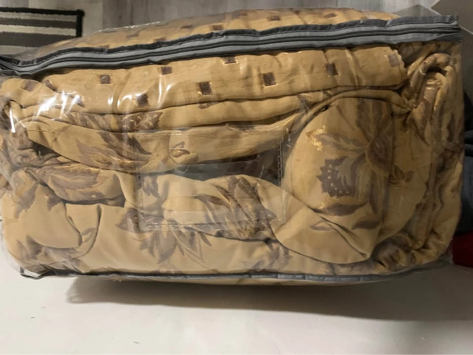 1 comforter and 2 pillow covers - photo 2
