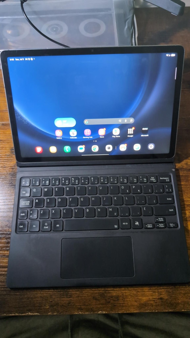Samsung Galaxy Tab S9 FE 5G 128GB Unlocked (SM-X518U) + Keyboard