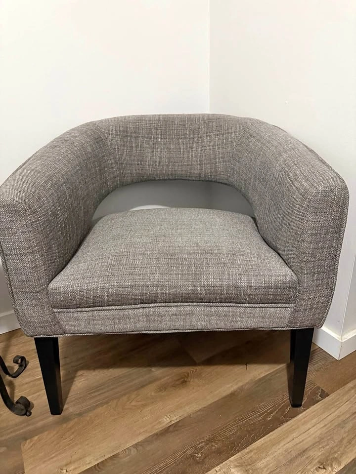 Accent Chair (Structube) + Free Cushion – Excellent Condition
