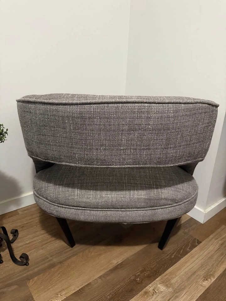 Accent Chair (Structube) + Free Cushion – Excellent Condition - photo 4