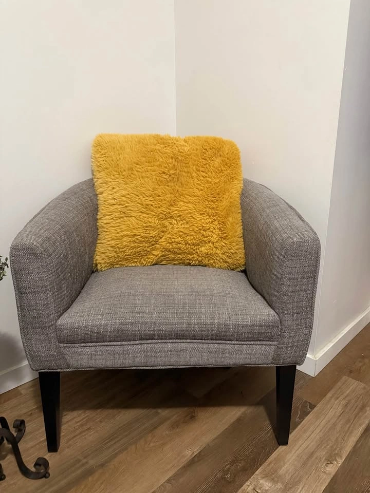 Accent Chair (Structube) + Free Cushion – Excellent Condition - photo 5