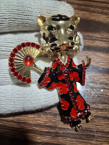 Gold Tone Leopard Head Brooch Pin Red & Black Enamel