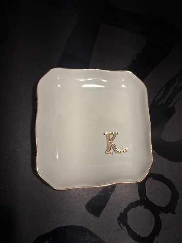 Oassie White/Gold Glossy Ceramic Monogram K Heart Trinket Dish S - photo 2