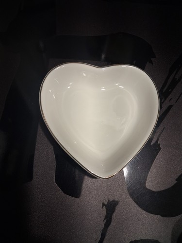 Oassie White/Gold Glossy Ceramic Monogram K Heart Trinket Dish S - photo 4