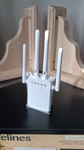 Wi-Fi Extender Wireless White with Four Antennas Plug-In Signal