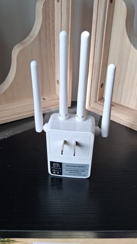 Wi-Fi Extender Wireless White with Four Antennas Plug-In Signal - photo 2