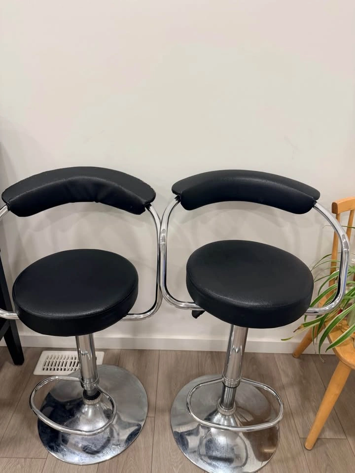 Set of 2 Adjustable Swivel Bar Stools – Black Faux Leather / Chr - photo 3