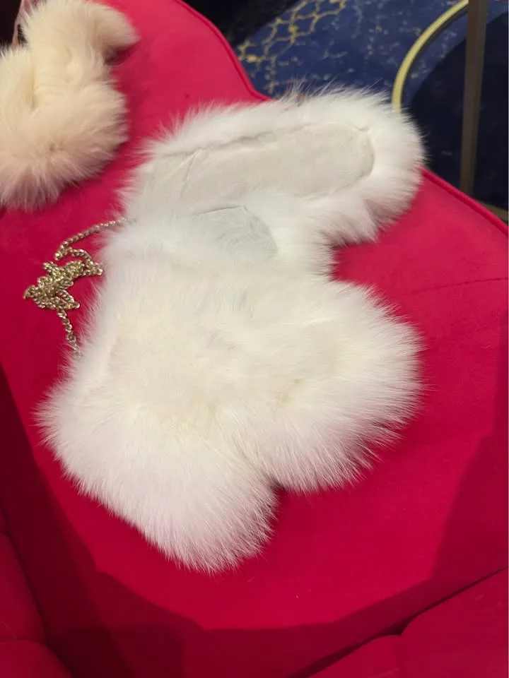 Cozy White Winter Mittens with Chain Detail – Chic & Warm image indicator(3)