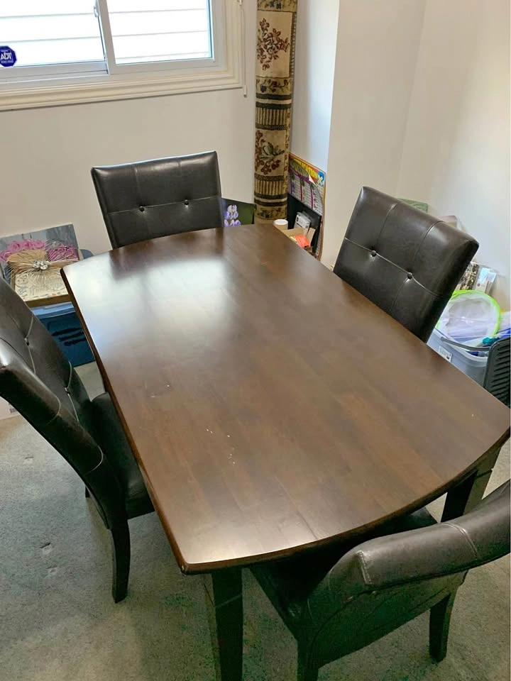 Wood dining table with 4 vinyl chairs