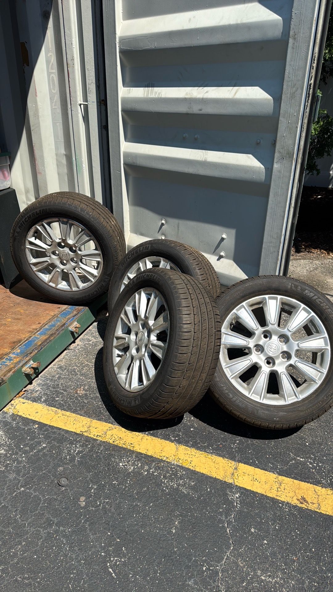 Buick Michelin 2010 Wheels & Tires LIKE NEW 200 miles only - photo 2