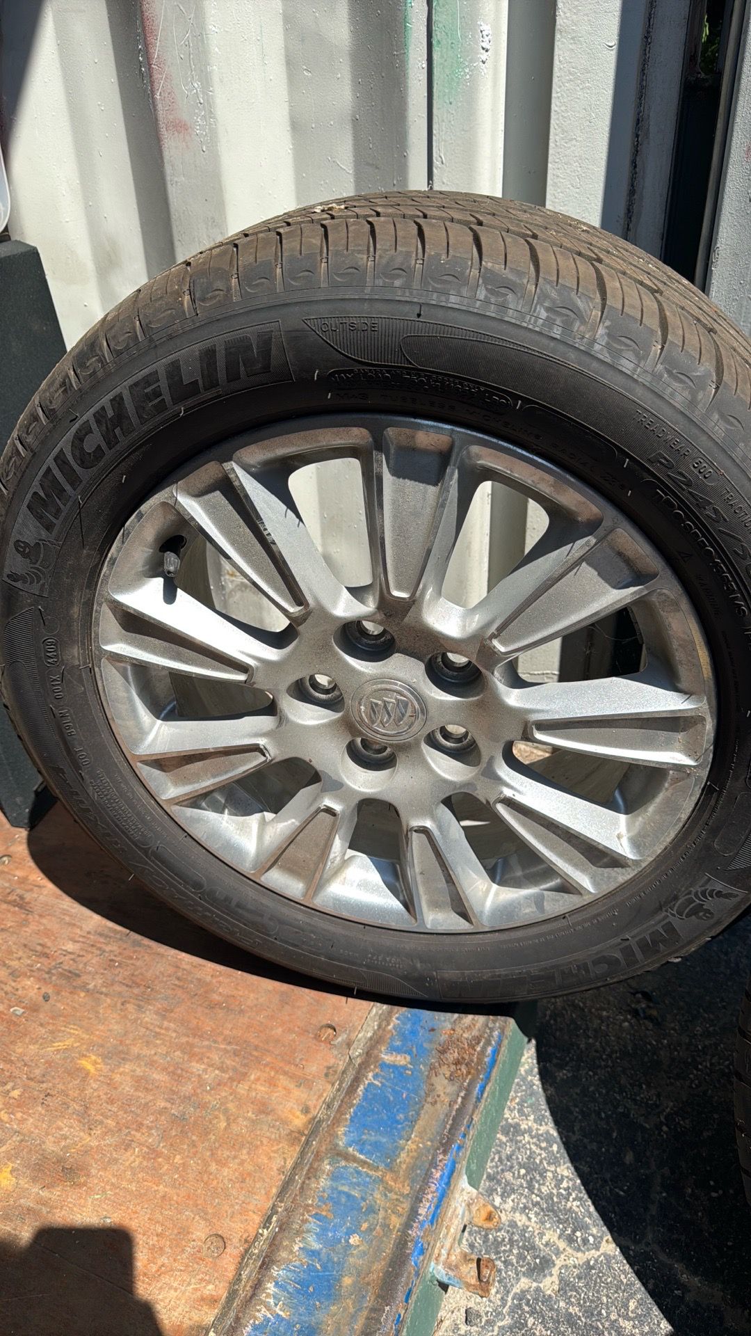 Buick Michelin 2010 Wheels & Tires LIKE NEW 200 miles only - photo 5