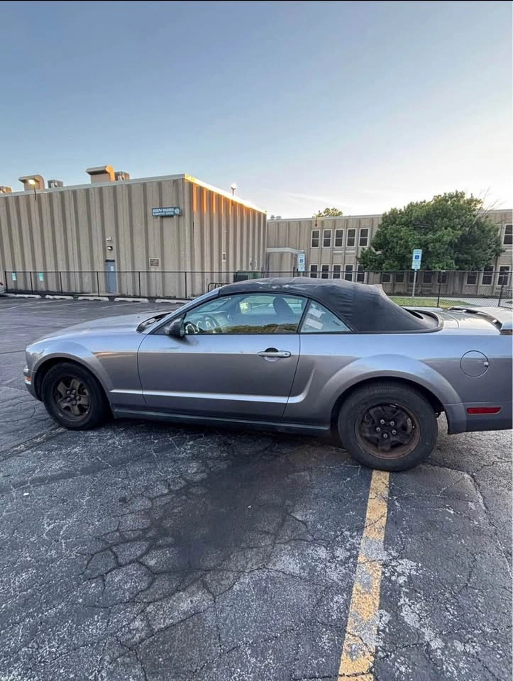 2006 Ford Mustang Convertible 2D - photo 2