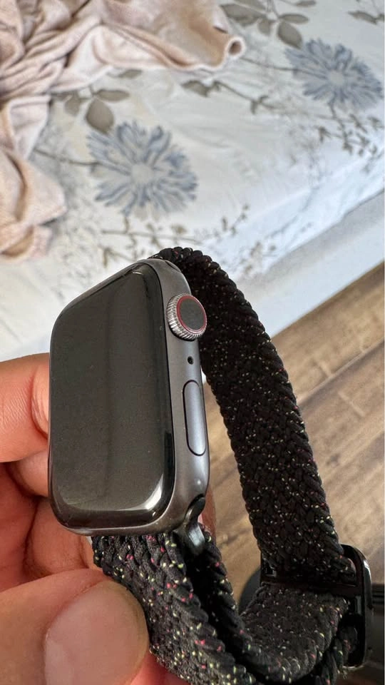 Apple Watch Series 4 with 5 Bands 44mm - photo 5