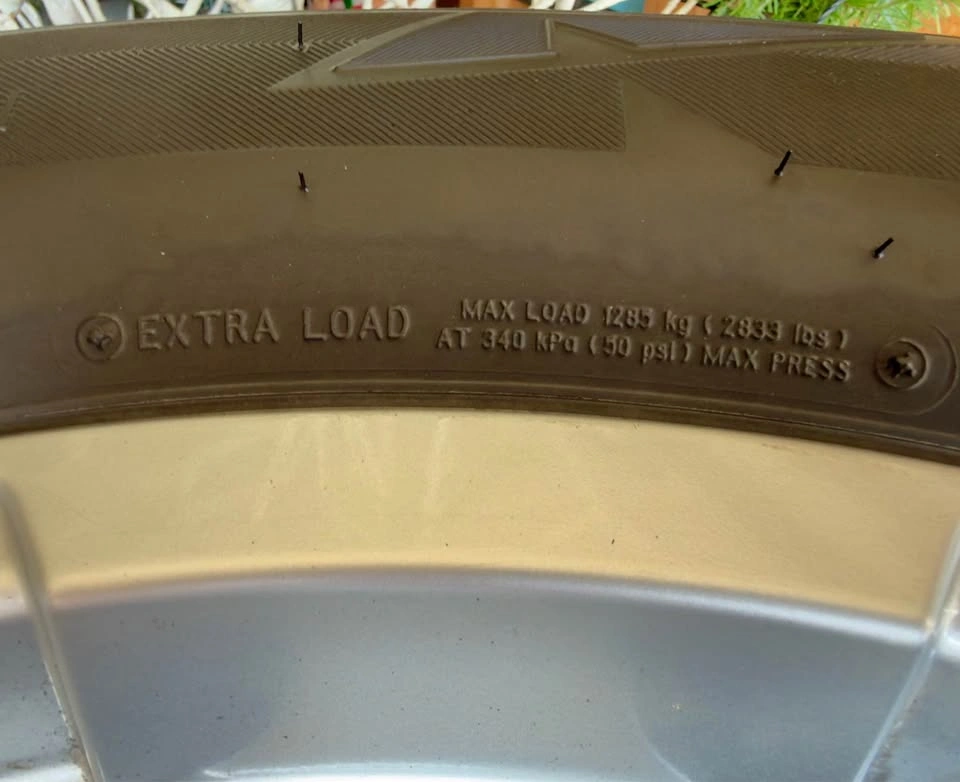 4 Bridgestone Blizzak DM-V2 Winter Tires on Alloy Rims - photo 4