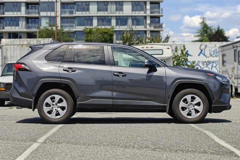 2025 Toyota Rav4 LE AWD - photo 4