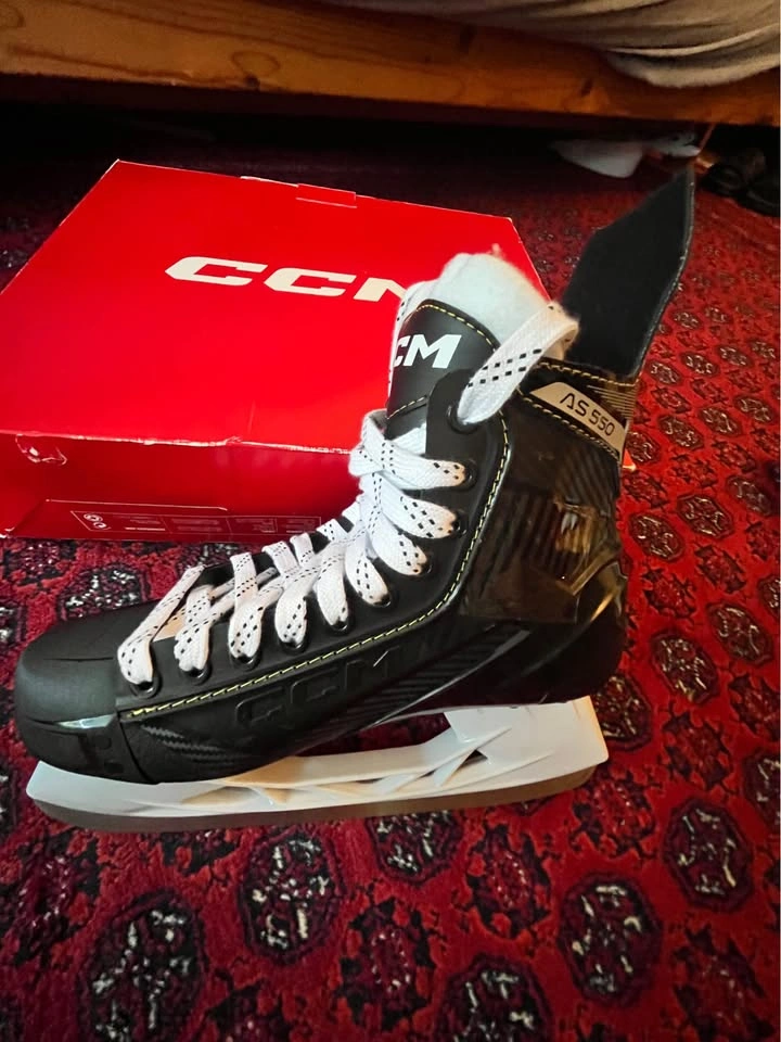CCM Skates and Helmet - photo 2