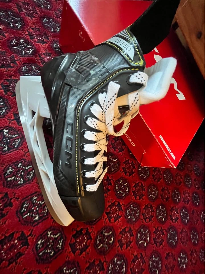 CCM Skates and Helmet - photo 4