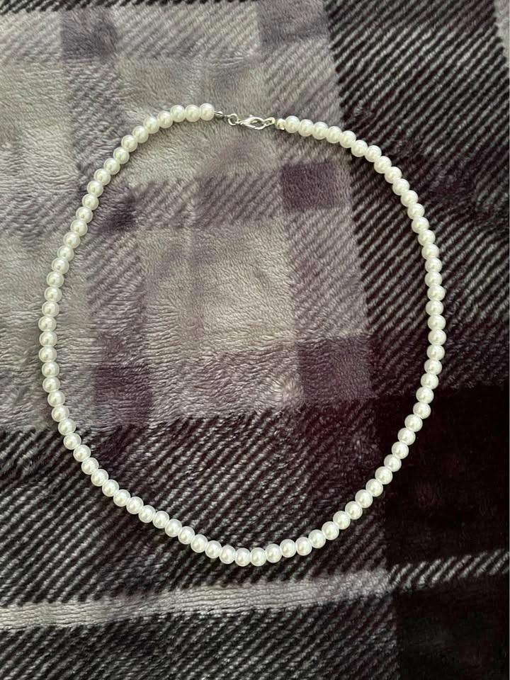 Pearl Necklace (Fashion)