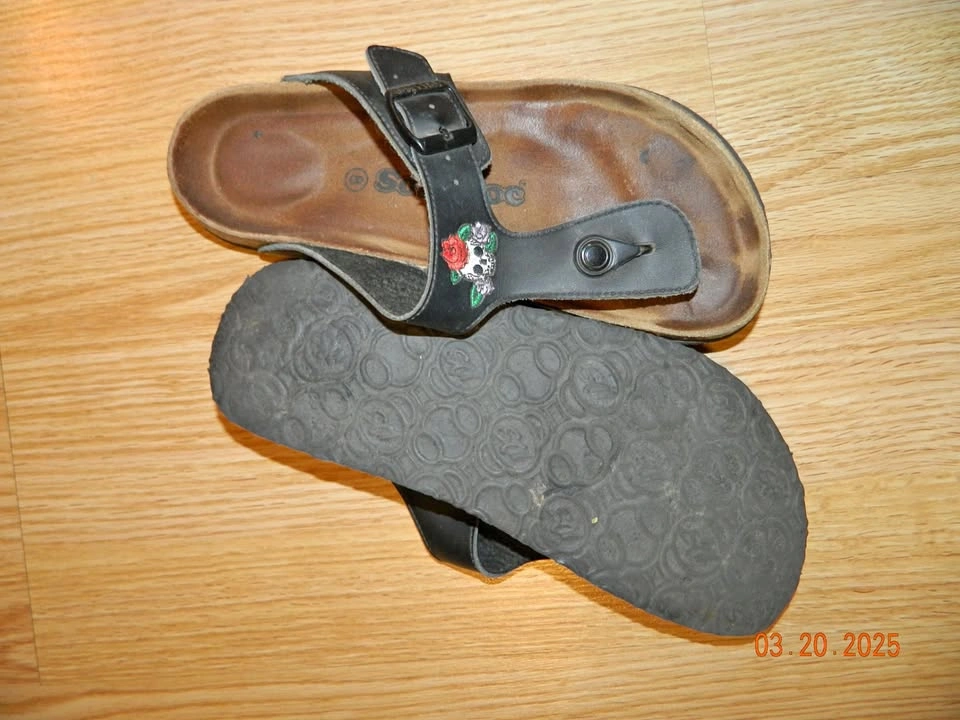 WOMENS SOFTMOC SKULL THONG SANDAL..size 8...VGUC-EUC