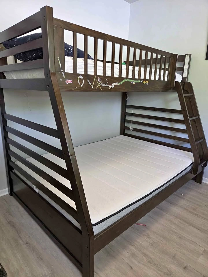 Bunk bed w/ mattresses