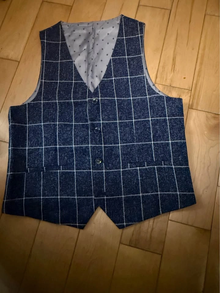 Brand new 3 pieces meds suit. Fits like a size large - photo 2