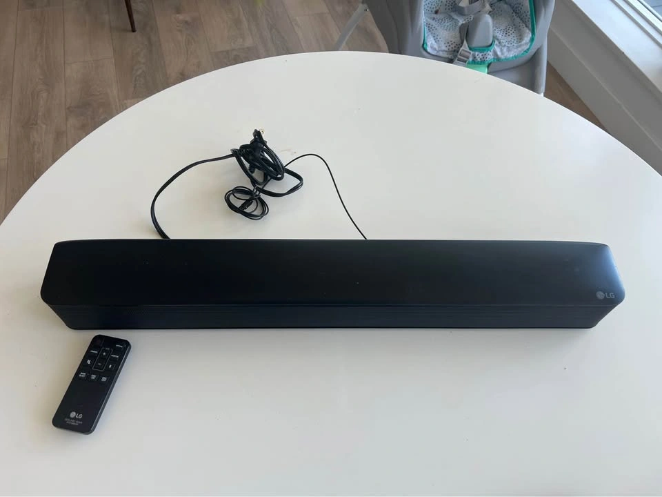 LG Soundbar + Wireless Subwoofer – Excellent Condition - photo 2