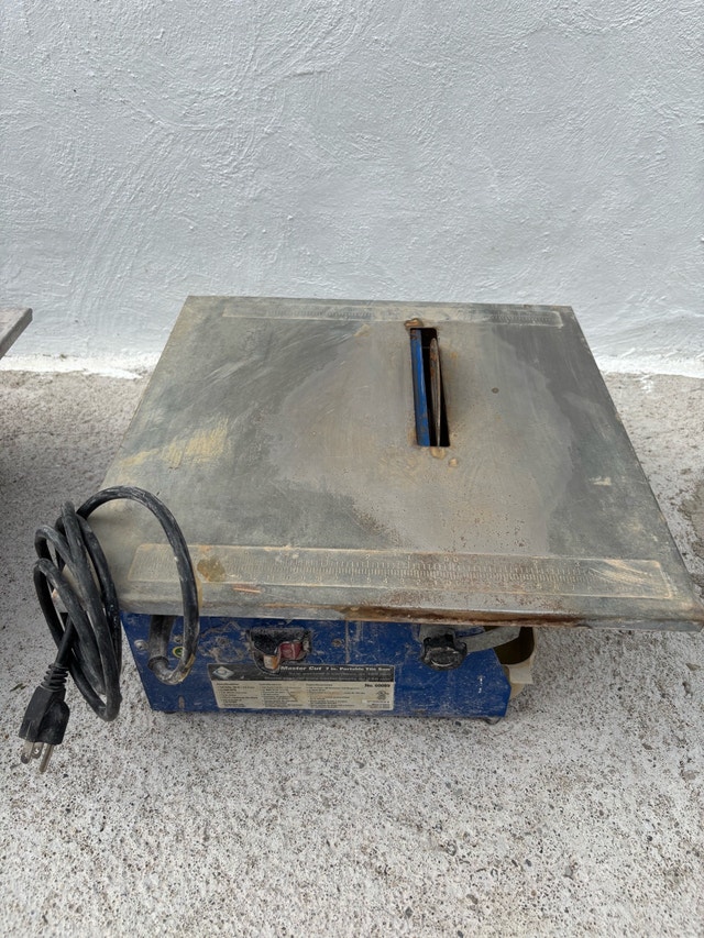 Portable Wet Tile Saw with 7” Blade