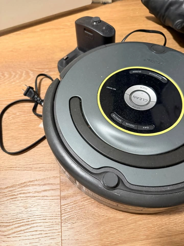 iRobot Roomba Vacuum with Charging Dock - photo 2