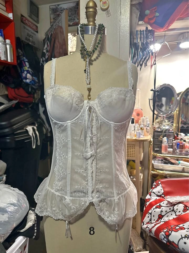 LA VIE EN ROSE WHITE LACE CORSET TOP