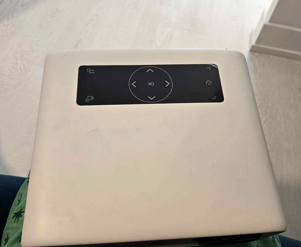GROVIEW Projector- open to negotiate