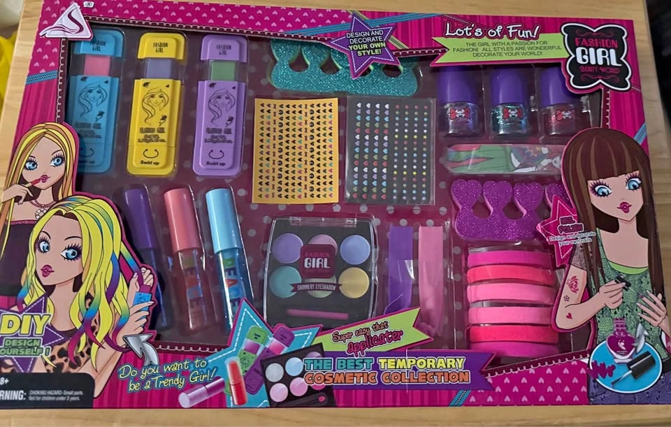Girls fashion set brand new sealed!