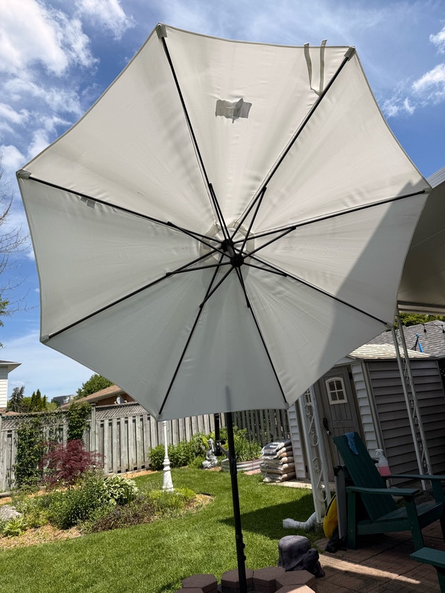 Cantilevered Patio Umbrella with Base (10’) - photo 4