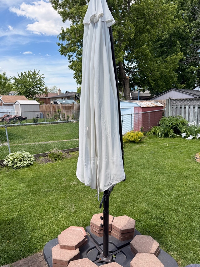 Cantilevered Patio Umbrella with Base (10’) - photo 5