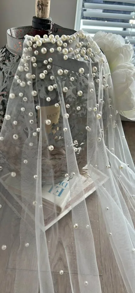 Cascade Pearl Soft white Veil thumbnail