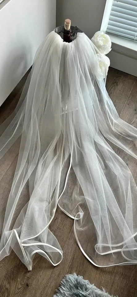 Satin Edge Fingertip Veil thumbnail