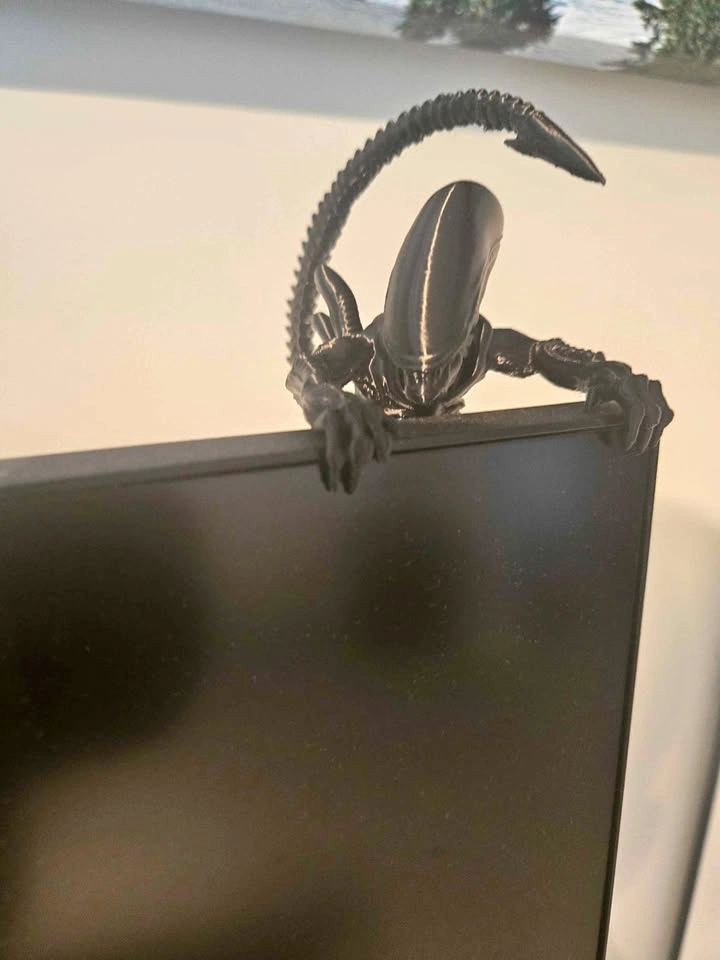 Xenomorph Alien monitor hanger