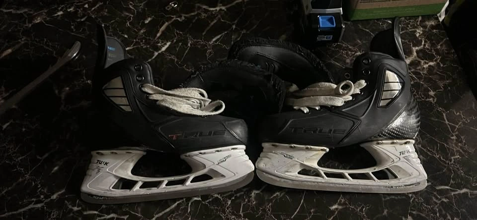 Size 5-5.5 regular width True skates