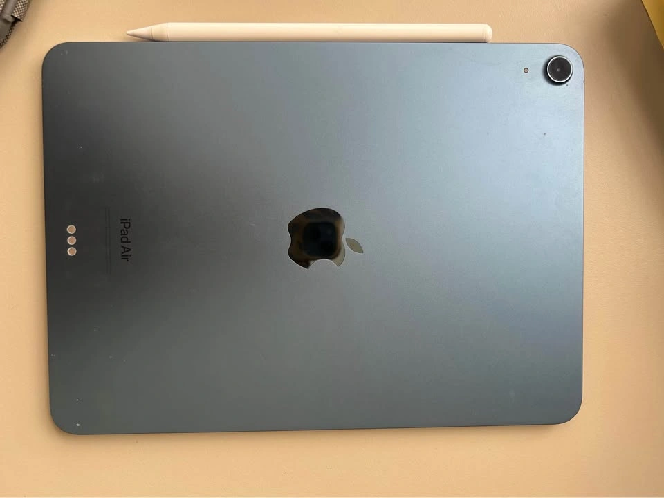 64GB 5th Gen Apple iPad Air with Keyboard Case and Pencil - photo 4