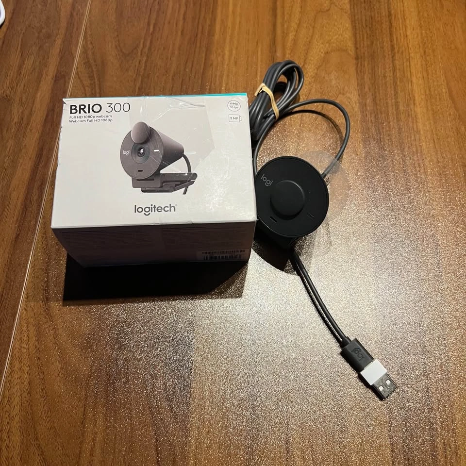 Logitech Brio 300 Full HD Webcam with Privacy Shutter - photo 4