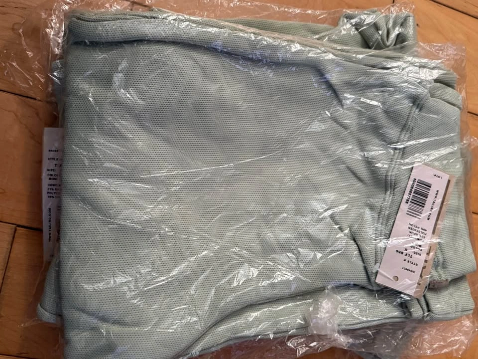 Brand new size small green capris - photo 3