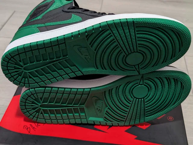 Air Jordan "Pine Green 2.0" 1 Retro High - Size 9.5 image indicator(5)